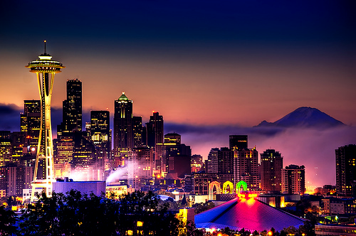 fuckyeahstreetlights:  Sunset at Kerry Park - Seattle, WA Submitted by tifalicieux.tumblr.com 