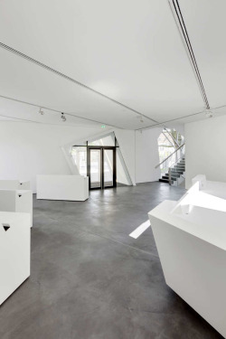 symmetrical:  (via onminimalism)  Daniel Libeskind: Extension to the Felix Nussbaum Haus  
