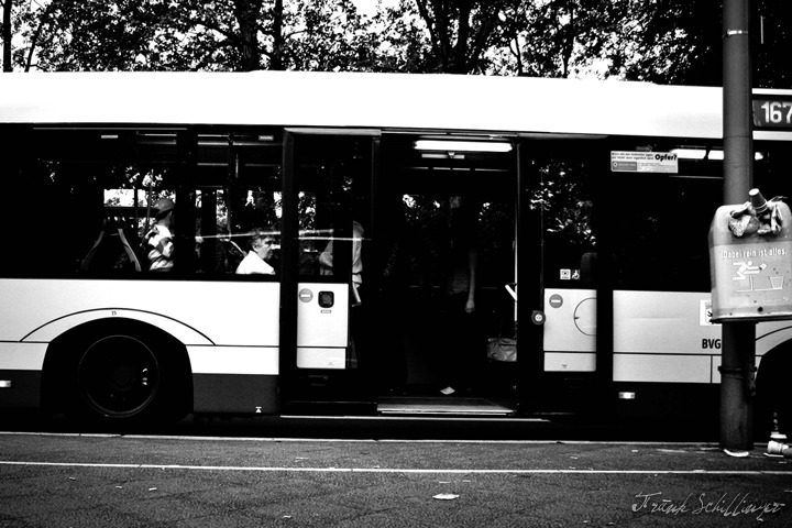 refugado:  grindmaster:  http://frank-schillinger.de Bus stop, Berlin  by Frank Schillingerhttp://grindmaster.tumblr.comhttp://frank-schillinger.de