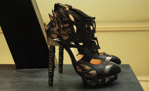 parlezmoidemode: Nicholas Kirkwood for rodarte.