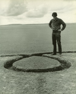 ar-archive:cavetocanvas:Nine Nevada Depressions: Isolated Mass, Circumflex 1, with Artist- Michael Heizer, 1968. Instagram