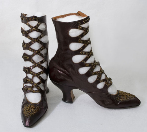 laughing-all-the-way: Want, oh want so badly 1900 Beaded Cross Strap Boots Oh my *drools*