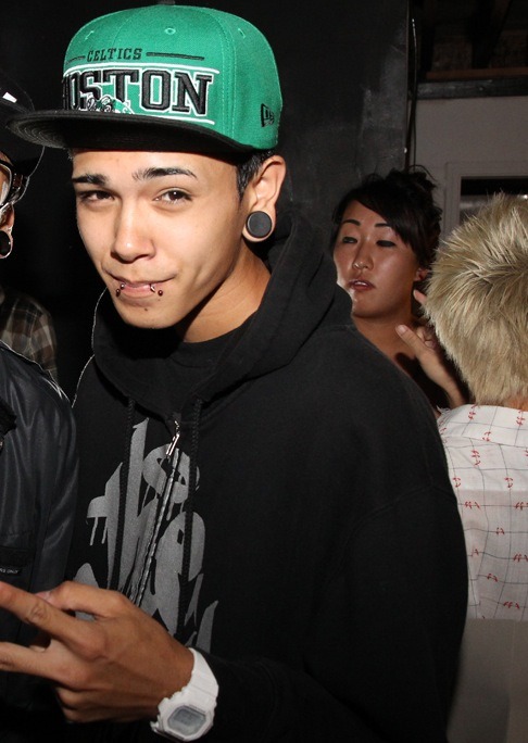carmelinnnne:  Take me  yum. that chick in the back. hahaha