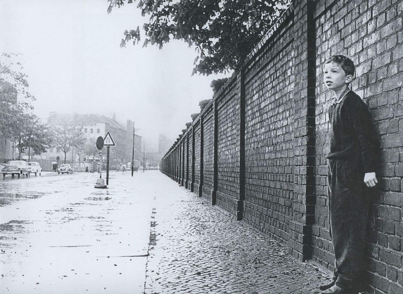 liquidnight:  Günter Zint Olaf stands beside the Berlin Wall, which separates him