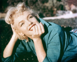  Não me alimento de quases, não me contento com a metade. É tudo ou nada. Não existe meio termo. (MarilynMonroe) 