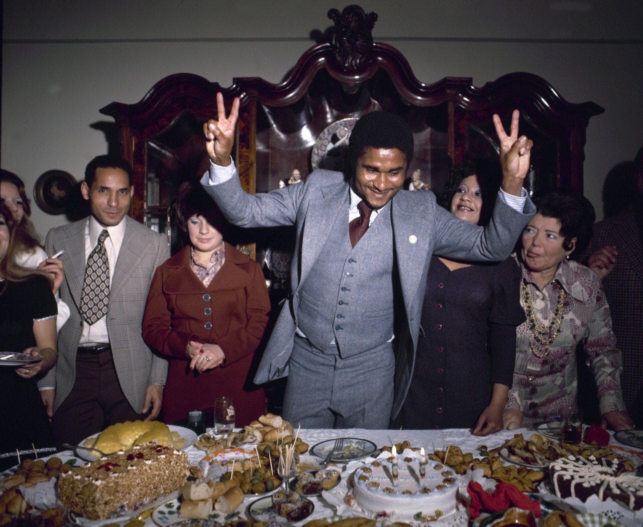 interleaning:
“ Eusebio in 1972, about to tuck into a massive, 30th birthday spread.
”