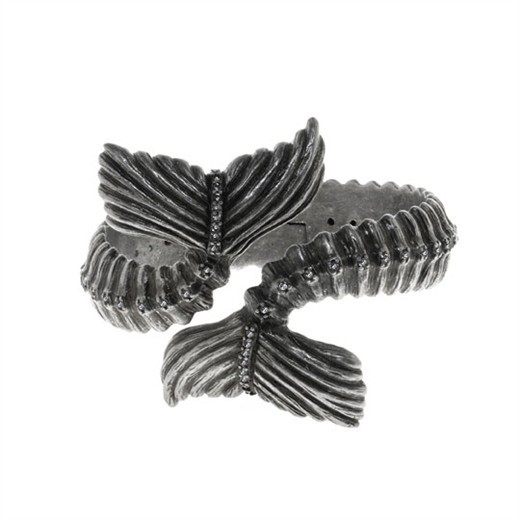 ghoulnextdoor:
“ Friday Fripperies
nOir Jewelry - Bracelets - Whale Tail Wrap Around
Though I am no fan of the franchise, I do find this bracelet from Noir’s Pirates of the Caribbean collection quite pleasing.
Noir for Pirates of the Caribbean...