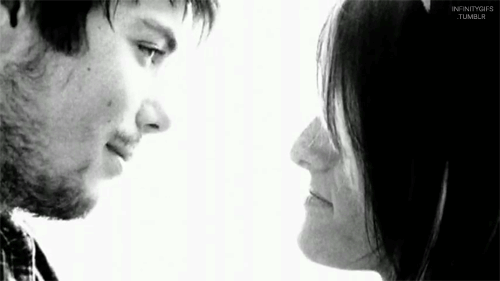  Ele: Vai demorar muito?Ela: Demorar o que?Ele: Pra entender o quanto eu amo você.  