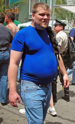 gardyloodoozy:  gltbears:  hhotr:  Ballbelly in Blue  erect nips too!   OMG… I want to rub that now!