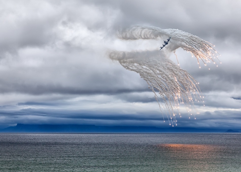 Orion dropping flares, Roy Samuelsen