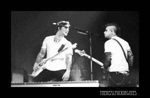 Aula de dança com Avenged Sevenfold.