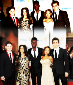 These cast pictures look so awkward :/ Antonia