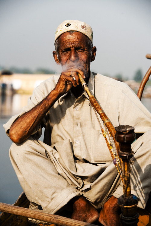 fakhfakhina:  Indio fumando hookah mientras navega en shikara (especie de barca) en la región de Kashmir. 