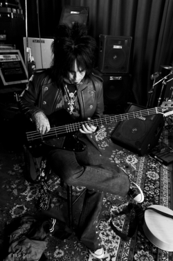 i love nikki sixx =)