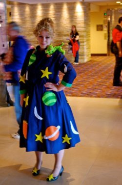 nare-bear:  10knotes:  dealanexmachina: Best cosplay ever. omg. if you’re too young to know who this is supposed to be then we can’t be friends.  AAAAAH! SO AMAZING.  My lovely followers, please follow this blog immediately!  Ms. Frizzle you are