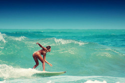surfchicks:  Very cool….she is hot
