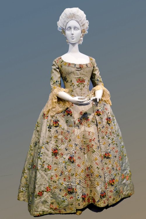 prettymindclutter: Very high quality pic of a late 18th century embroidered dress from the LACMA Eur