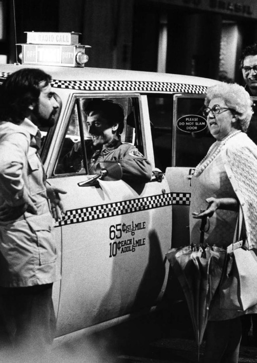 martinscorsese:hopper-for-lucy:Martin Scorsese, Robert De Niro &amp; an old lady on the set of Taxi 
