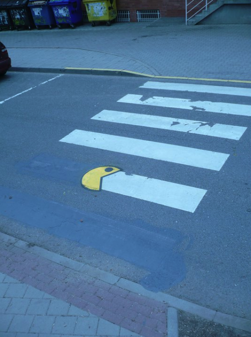 funny-pictures-uk:Pacman om nom noming his way through real life.