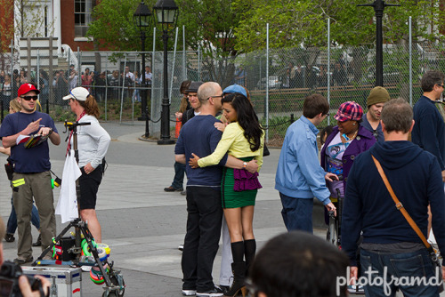 lilieaurelie:Glee filming in NYC behind the scenes - Naya and Ryan MurphyShe&rsquo;s poisoning h