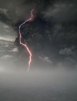 lickypickysticky:  Flash…ahaaa! Seen  from the Vatnajökull ice cap, lightning streaks through an ash cloud  billowing from the erupting Grímsvötn volcan 