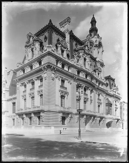 kristinnegele:  Huguette Clark died today at 104. This is the house she grew up in at 77th Street and 5th Ave. A 121 room mansion, it had 31 bathrooms, 4 art galleries, a theater, a swimming pool, and a pipe organ. It was razed after her father’s death