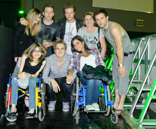 sou-foreveralone:  therockbreath:  caughtinamindcontrol:  What a lovely photo <3  Tom’s hand… awn  que lindo o Harry de chinelo KKKKKK 