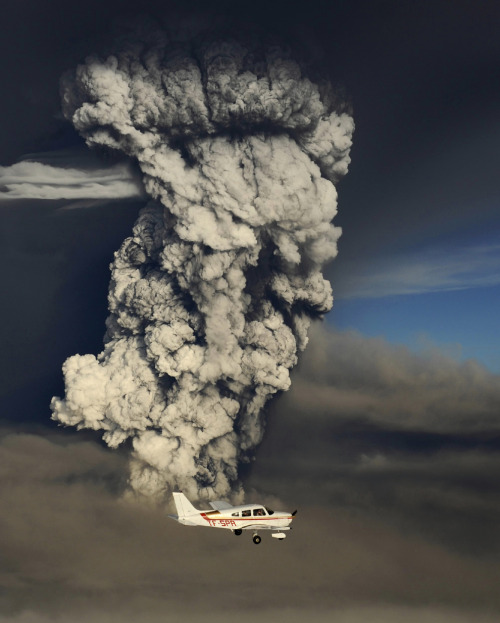 Grimsvotn eruption 21st May, 2011 (via film-grain: Another Icelandic eruption)