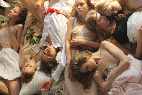 factorygirl-photography:  girls by fotofreddy on Flickr.