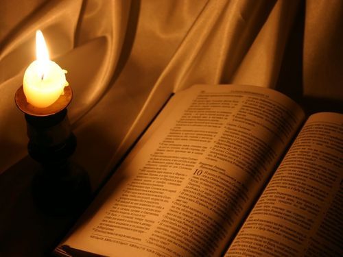 herdeirocelestial:            “Lâmpada para os meu pés é a tua palavra, e luz para o meu caminho”                (Sl 119:105) 