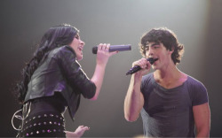 alittlebitlongerandstaystrong:  Demi: “Qual o maior erro que você já cometeu na sua vida?” Joe: “Demorar tanto tempo pra te chamar de minha.” 