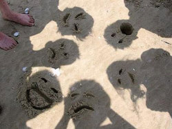 wowfunniestposts:  supergreat: sand faces Featured on Wow Funniest Posts 
