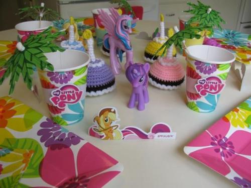 fuckyeahmlp:  Tropical Rainbow MLP Bday Party Use the cardboard My Little Pony logo from toy packaging to decorate the cups, along with 1” strips of colored paper. Also used the cardboard strips of the toy characters as little, standing decorations