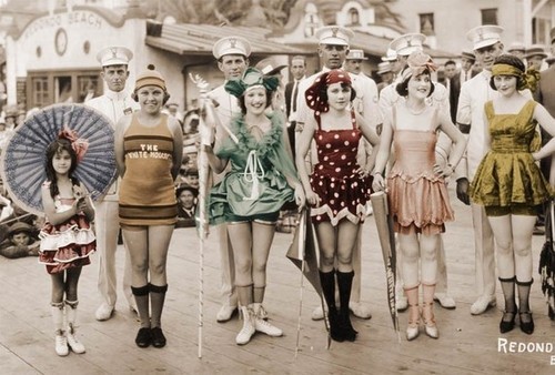 notsoplainbutinsanejane:   Bathing Beauty Flapper Girls 1921 Redondo Beach CA.  huuuuuuuuuuuuuuuur I live right next to Redondo Beach 