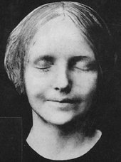 qoola:
“ In the late 1880s, the body of a 16-year-old girl was pulled from the Seine. She was apparently a suicide, as her body showed no marks of violence, but her beauty and her enigmatic smile led a Paris pathologist to order a plaster death mask...