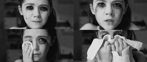 chuvadeamor:  Ela havia prometido não chorar, por aquele mesmo motivo de sempre. Mas, acabara de quebrar sua promessa. E já sabia, que seria inevitável não chorar mesmo. (chuvadeamor) 