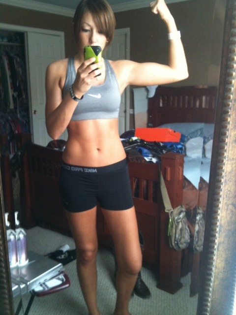 skinnygeek:  oatsandhoes:  Her stomach looks fantastic!!  Talk about motivation.