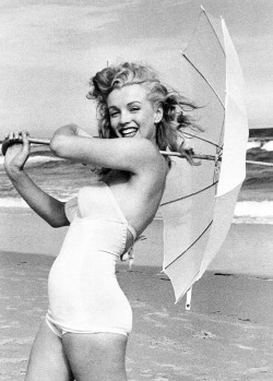 vintagegal:  Marilyn Monroe by Andre De Dienes