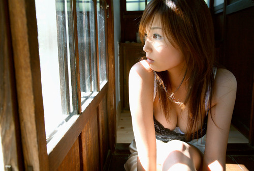 横乳がセクシーな女優・三津谷葉子のセミヌード画像 - みんくちゃんねる