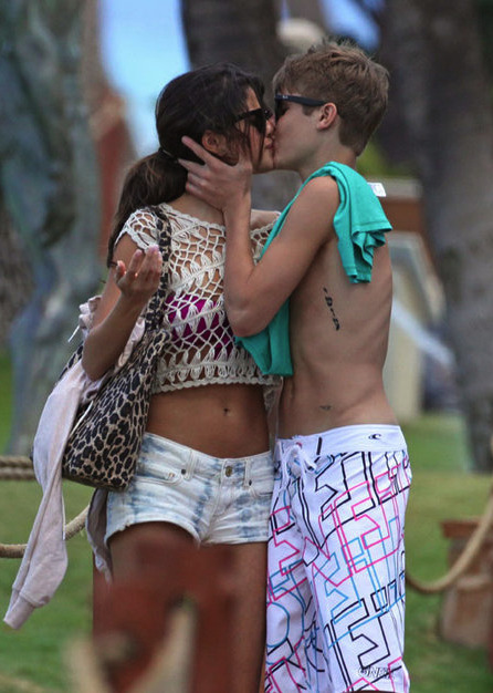 Justin Bieber and Selena Gomez’s Awkward Kissing Tour 2011 continues! We love this picture the most, mostly because the way Selena’s holding out her right hand makes it seem like she’s about to say, “What are you doing, dude?”