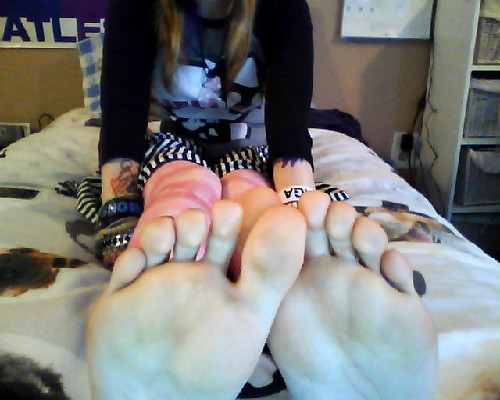 myfriendsprettyfeet:  thankyouneptune:  This picture is sooo oldd  ridiculously cute lil feeties :) 