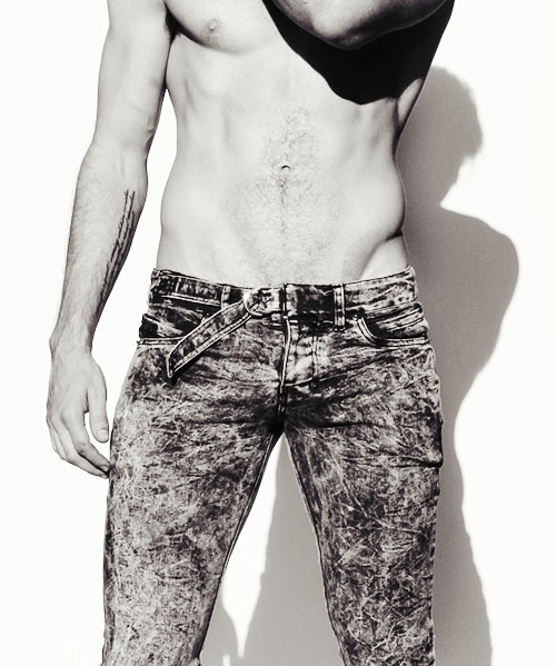 evil-in-disguise:  I want that jeans.. And that body on me. 