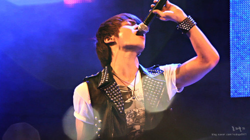 Kim Jonghyun's sexy veins!! @ Kangnam University 110526 