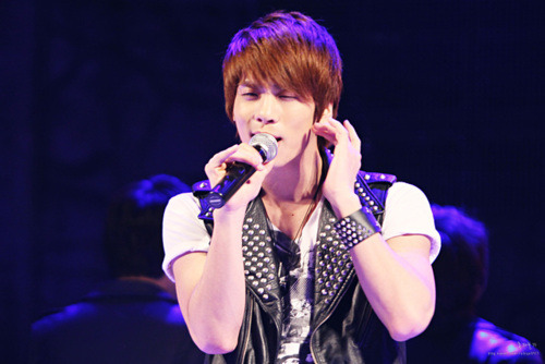 Kim Jonghyun's sexy veins!! @ Kangnam University 110526 