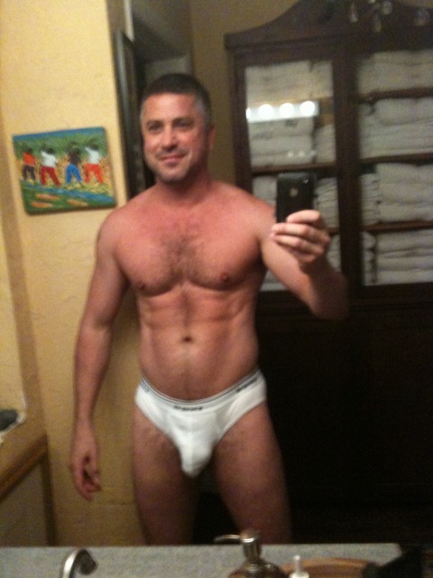 guysthatgetmehard:  nice package buddy 