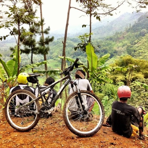 aditbobo: Rest area #ThousandHillsXC #bike #bikes #AllMountain (Taken with instagram)