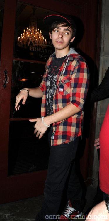 im-glad-you-came:  That jacket does things to me. 