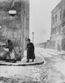 Isaac Street, Kazimierz, Cracow photo by Roman Vishniac, 1938