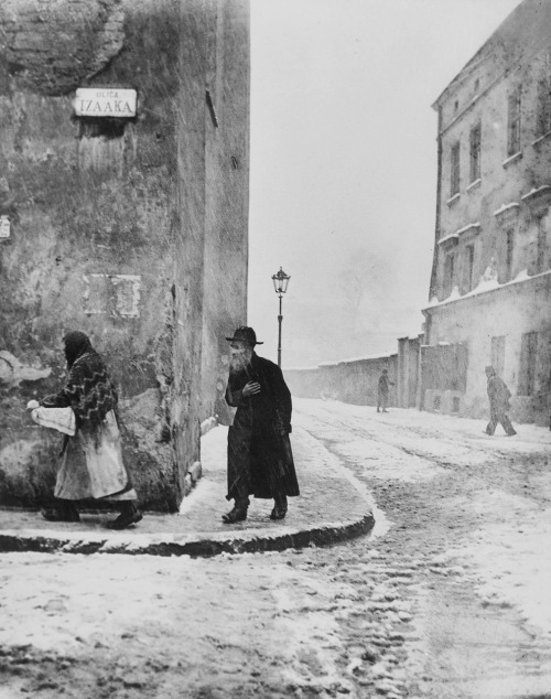 Isaac Street, Kazimierz, Cracow photo by Roman Vishniac, 1938
