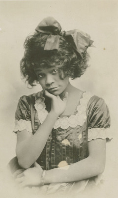 thewidowflannigan:  African-American vaudeville star Aida Overton Walker (1880-1914) being extraordinarily adorable. Photo by Apeda Studio, N.Y. [image courtesy NYPL] 